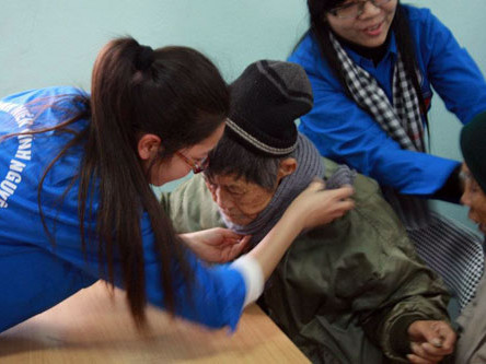 Sinh viên mang Tết đến làng phong