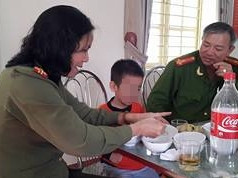 Bố đưa con đi học, bỏ quên tại cây xăng