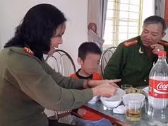 Bố đưa con đi học, bỏ quên tại cây xăng