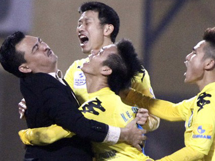 Sự im lặng của... đồng tiền