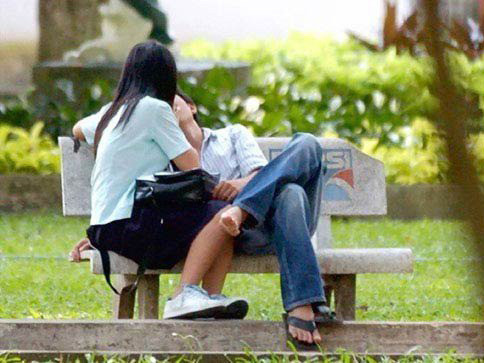 Cha mẹ cấm yêu, con bỏ nhà đi bụi