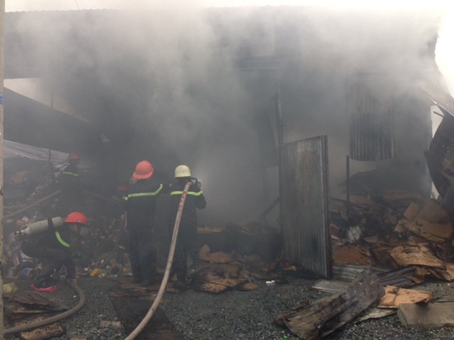 Cháy lớn gây ùn tắc kéo dài đường vào cảng Cát Lái