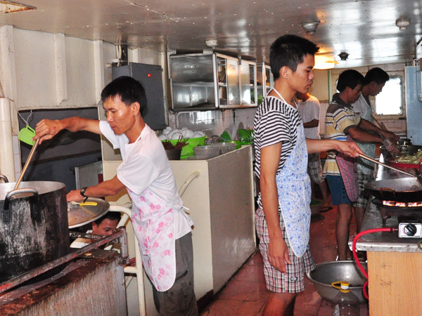 Thiếu tá Bèo (trái) và đồng đội đang làm bếp. Ảnh: Tùng Duy