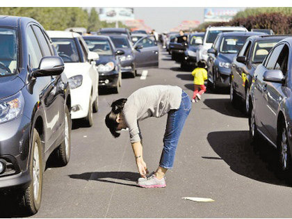 Ra khỏi xe và tập thể dục khi đường tắc