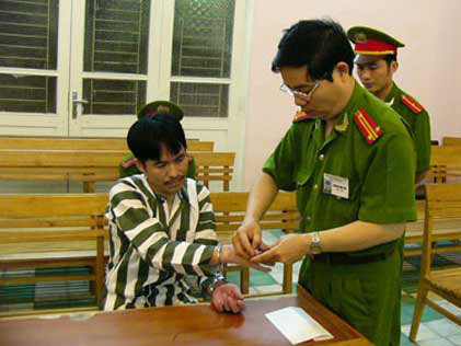 Lấy dấu vân tay của một tử tù trước khi ra trường bắn.