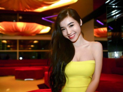 Elly Trần sexy với váy bó khoe vòng một ‘khủng’