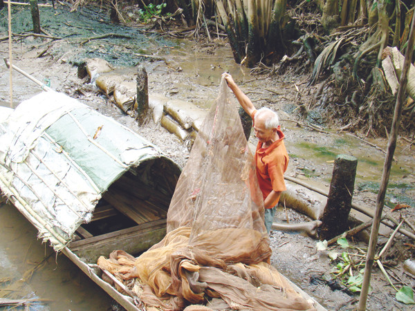 Nước thải Cty Sonadezi làm ô nhiễm kênh rạch. Ảnh: Mạnh Thắng