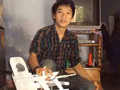Thủy Ngọc Phong bên mô hình xe lăn leo cầu thang