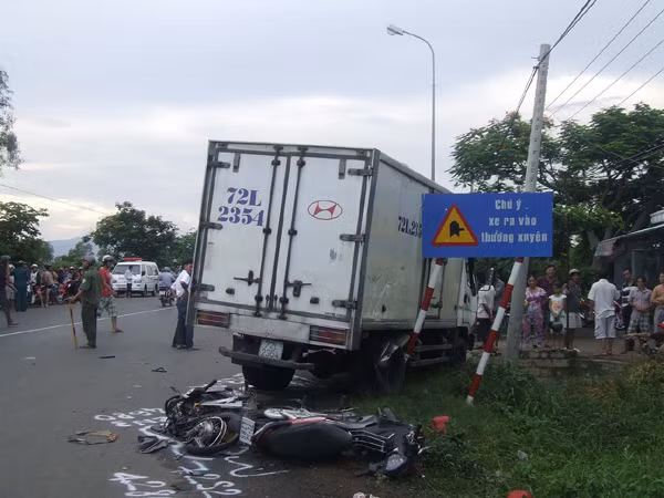 Xe tải đâm 2 xe máy, 6 người tử vong