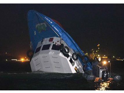 Con tàu bị chìm một nửa