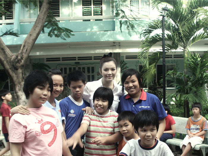 Lý Nhã Kỳ vui đùa với trẻ em khuyết tật