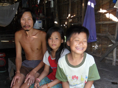 Bà 80 tuổi, cha tâm thần, em trai thần kinh không bình thường