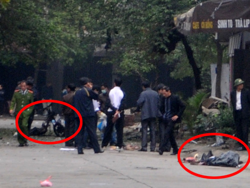 Chiếc xe máy cháy trơ khung, và một phần thi thể nạn nhân còn nằm lại hiện trường