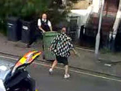 Gã khùng vung dao dọa chém 30 cảnh sát