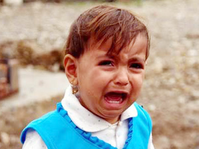 Bé gái khóc ra đá