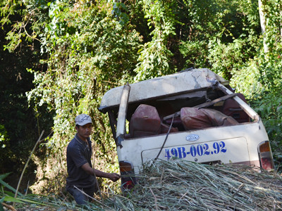 Xe khách lao vực, 21 người bị thương
