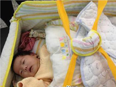 Để nhầm cháu trai vào túi hành lý ở sân bay