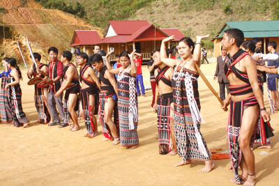 Ngắm thiếu nữ Cơ Tu trong lễ hội đâm trâu