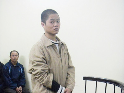 Tranh điểm bán hàng, mang kiếm đi 'nói chuyện'