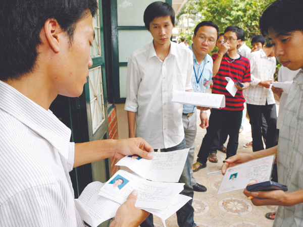 Kỳ tuyển sinh năm 2012 có thêm khối thi A1. Ảnh: Hồng Vĩnh