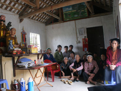 Người dân bức xúc vì chùa bị phá cửa, thay khóa