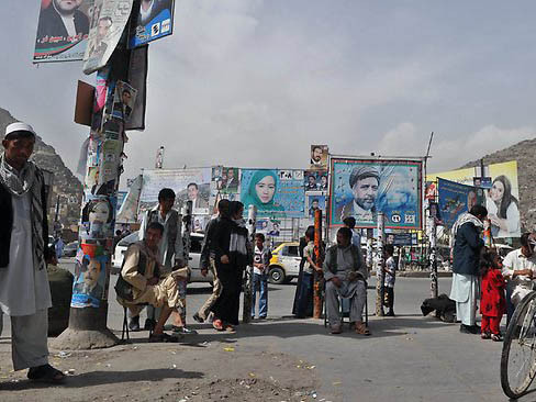 Người dân làng ném đá đến chết nghi phạm đánh bom xe bus khiến 18 người chết