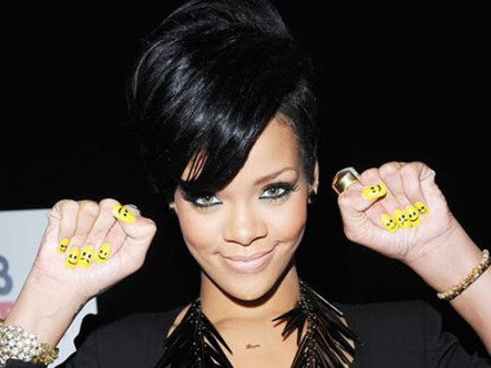 'Cơn sốt' sơn móng màu vàng hè 2011