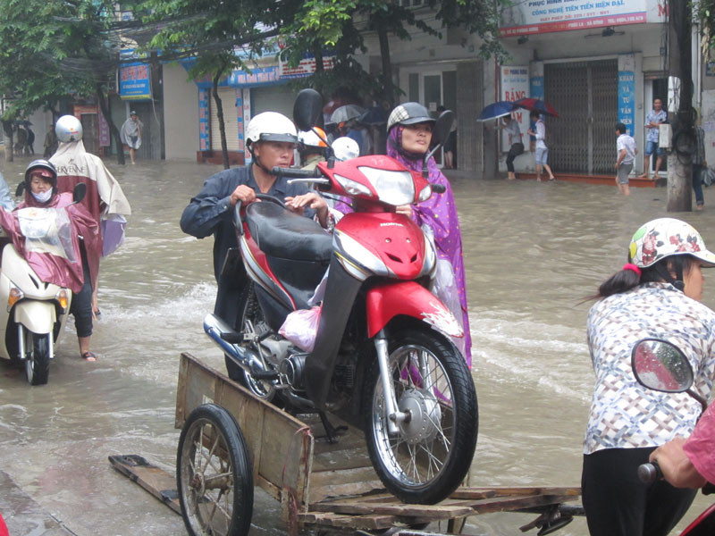 Kiếm bộn tiền dịch vụ chở người qua đường ngập