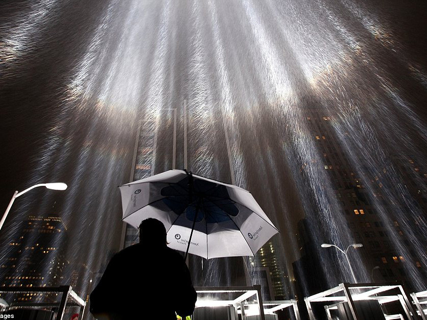 Tòa tháp đôi sáng rực trên bầu trời nước Mỹ