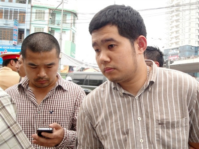 Vũ Lê Hoàng (phải) sẽ bị xử lý nghiêm khắc theo quy định của pháp luật