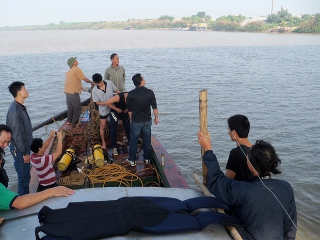 Người nhà chị Huyền tìm thi thể bên trong TMV Cát Tường