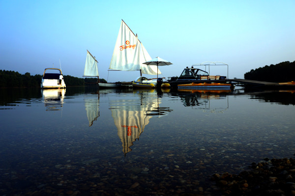 Du khách có thể thưởng ngoạn cảnh đẹp trên du thuyền