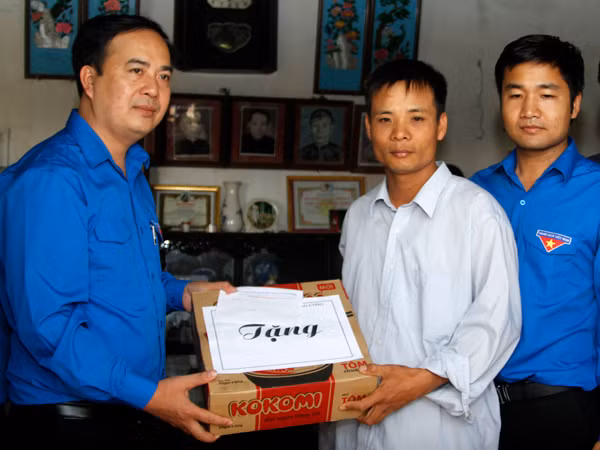 T. Ư Đoàn tặng quà nhân dân vùng bão tỉnh Nam Định, Thái Bình