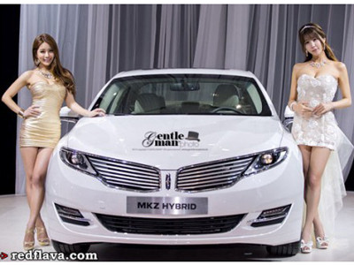 Mẫu Hàn tỏa sáng trong triển lãm xế hộp