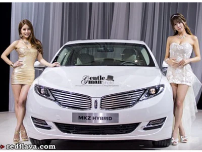 Mẫu Hàn tỏa sáng trong triển lãm xế hộp