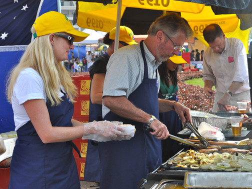 Cơ hội sắm đồ tại hội chợ của người nước ngoài