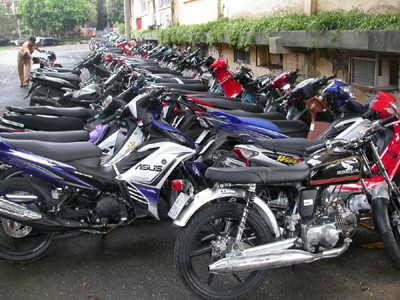 CSGT Công an TPHCM thu giữ hơn 200 xe máy của các đối tượng đua xe đêm 25-9. Ảnh: Hữu Vinh