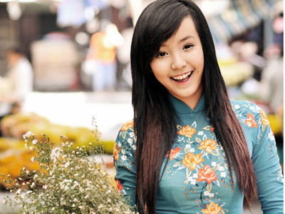 Người mẫu 13 tuổi thả dáng bên hoa xuân