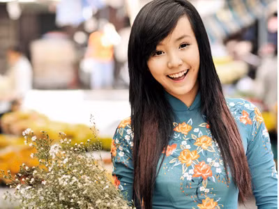 Người mẫu 13 tuổi thả dáng bên hoa xuân