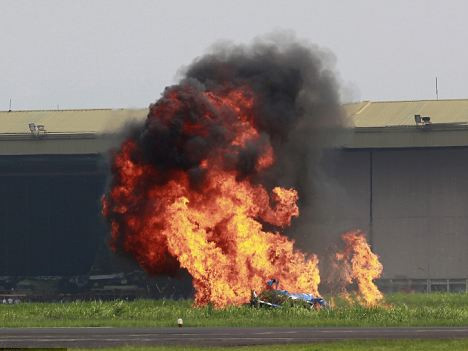 Máy bay nổ tung khi bay biểu diễn