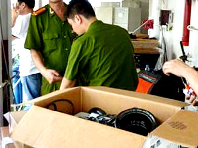 Bắt tàu chở hơn 200 tấn hàng lậu