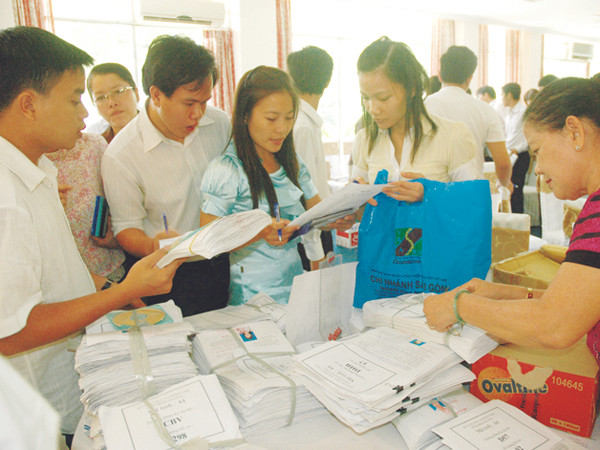 Đại diện Sở GD-ĐT các tỉnh thành bàn giao hồ sơ ĐKDT ĐH, CĐ năm 2012 tại TPHCM Ảnh: Quang Phương