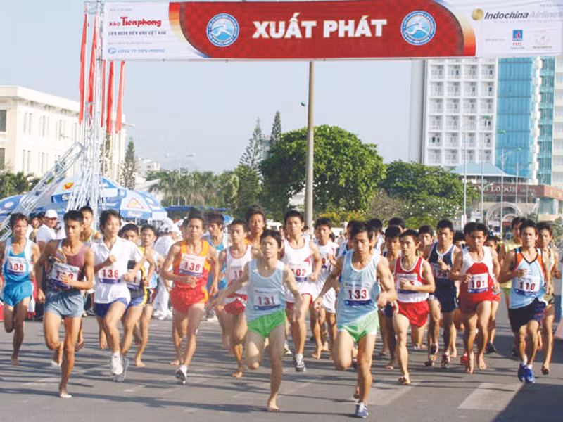 Các VĐV xuất phát trong cuộc đua tại Nha Trang năm 2009 Ảnh: T.Vũ