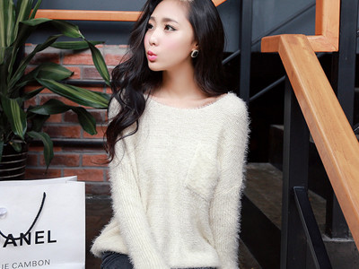 Mix đồ cực chuẩn với ‘hot item’- áo len lông xù