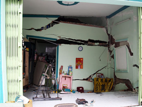 Sập nhà ở Sài Gòn, nhiều người tháo chạy