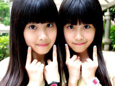 Hai chị em song sinh xinh như thiên thần