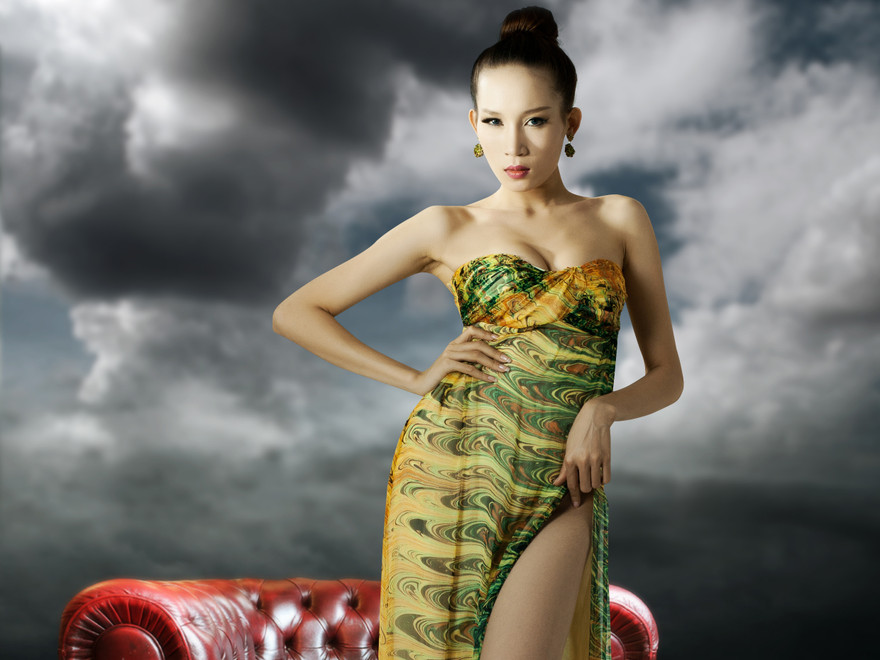 Bồ mới của "Công mô-tô" khoe dáng sexy