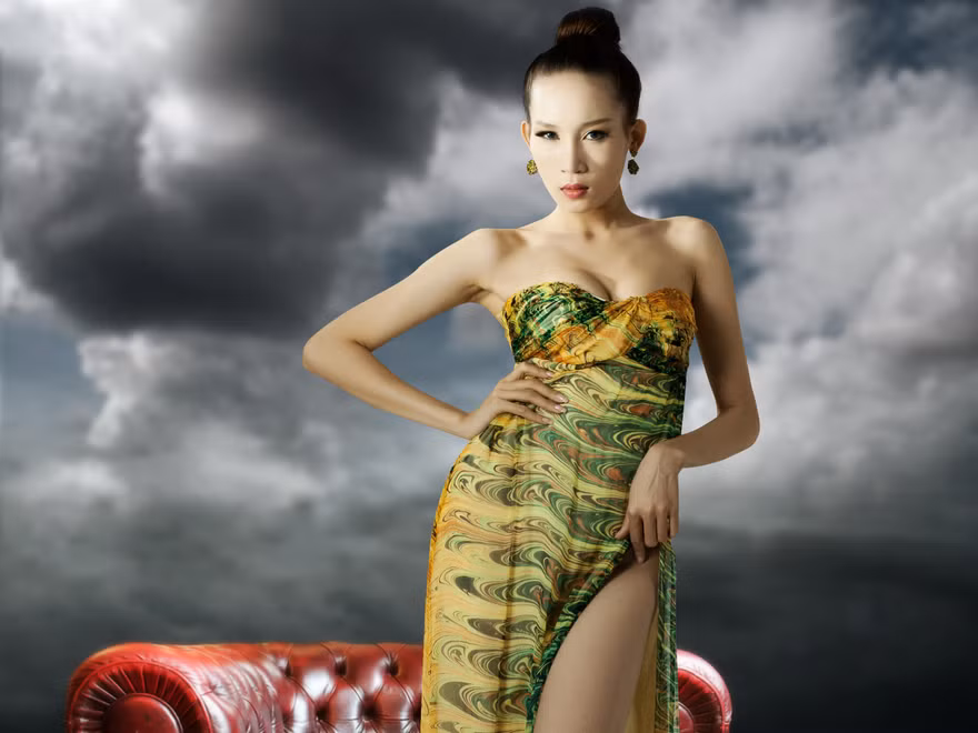 Bồ mới của "Công mô-tô" khoe dáng sexy