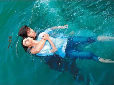 Hai thiếu nữ cùng nhảy sông để… thử lòng người yêu