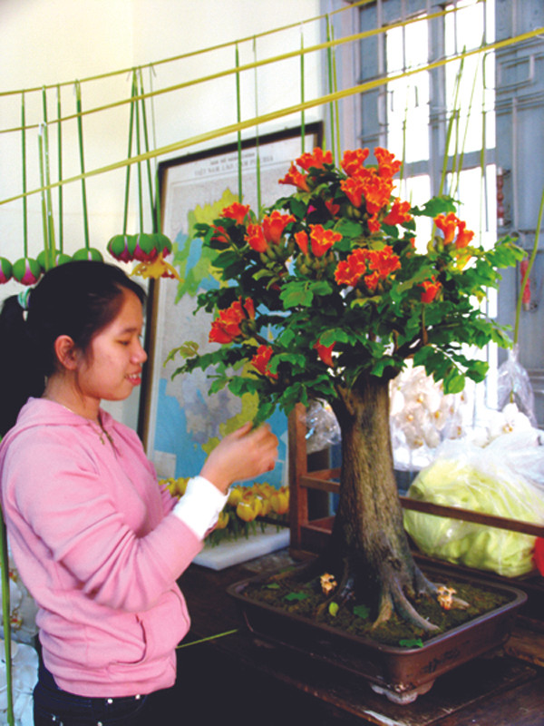 Nặn cây chuông vàng bằng đất sét để tri ân KS Lương Văn Sáu